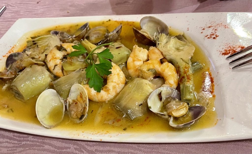 Alcachofas guisadas con almejas y langostinos