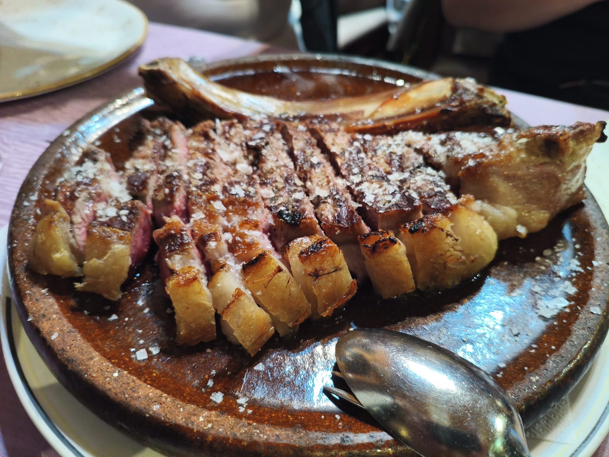 Chuletón en cazuela de barro