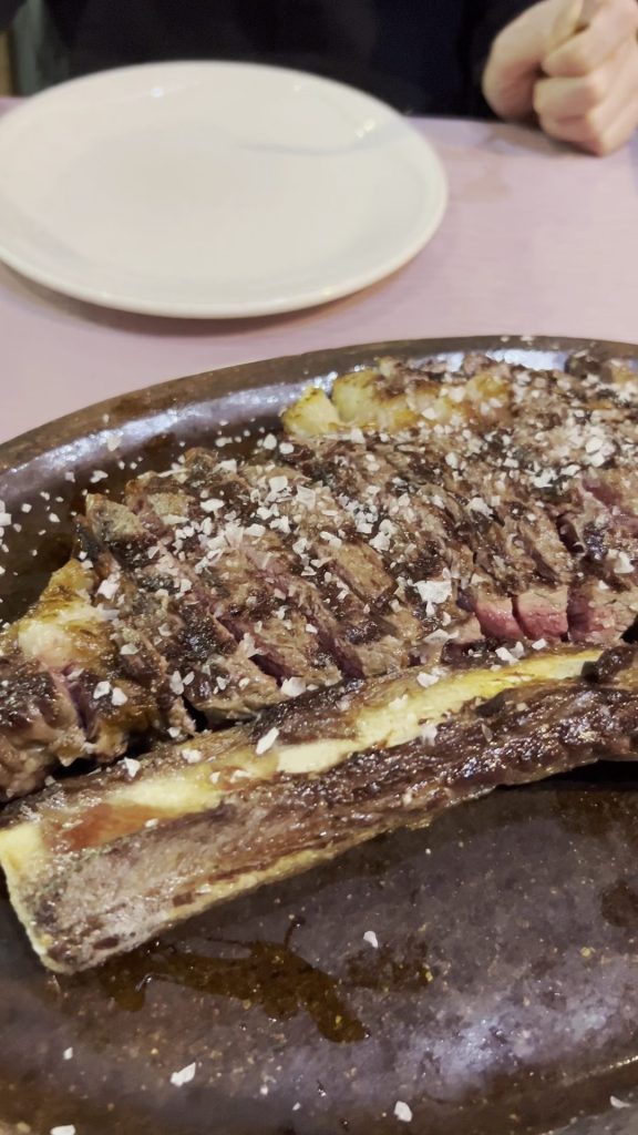 Chuletón cortado sobre la piedra