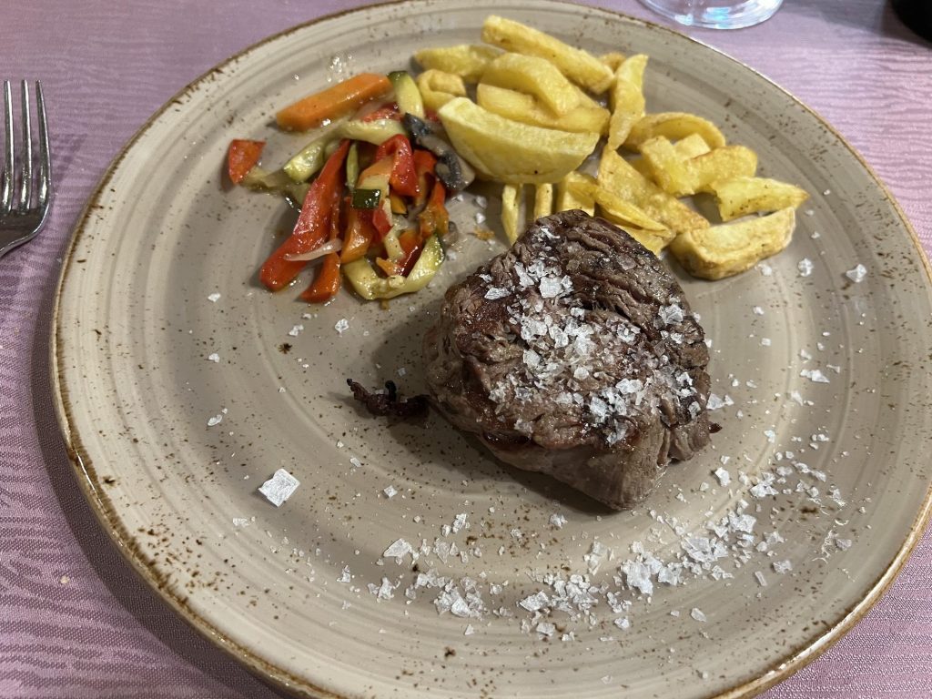 Solomillo de vaca con patatas y pimientos