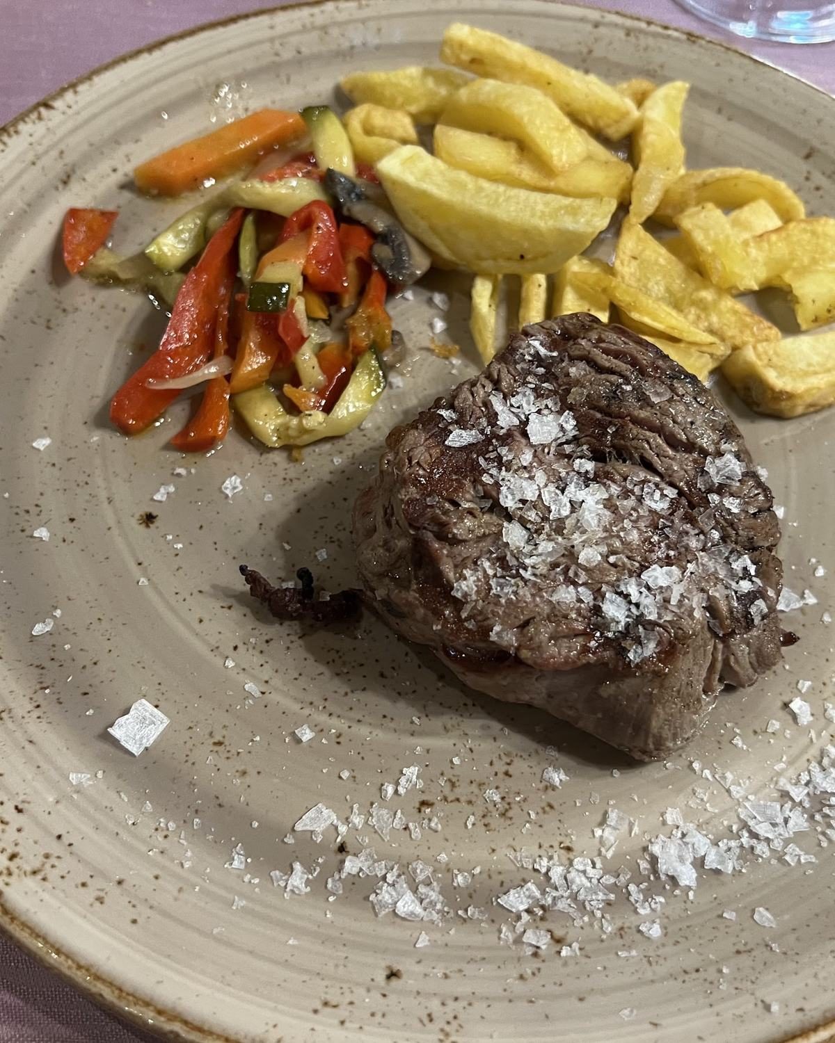 Solomillo de vaca con patatas y pimientos