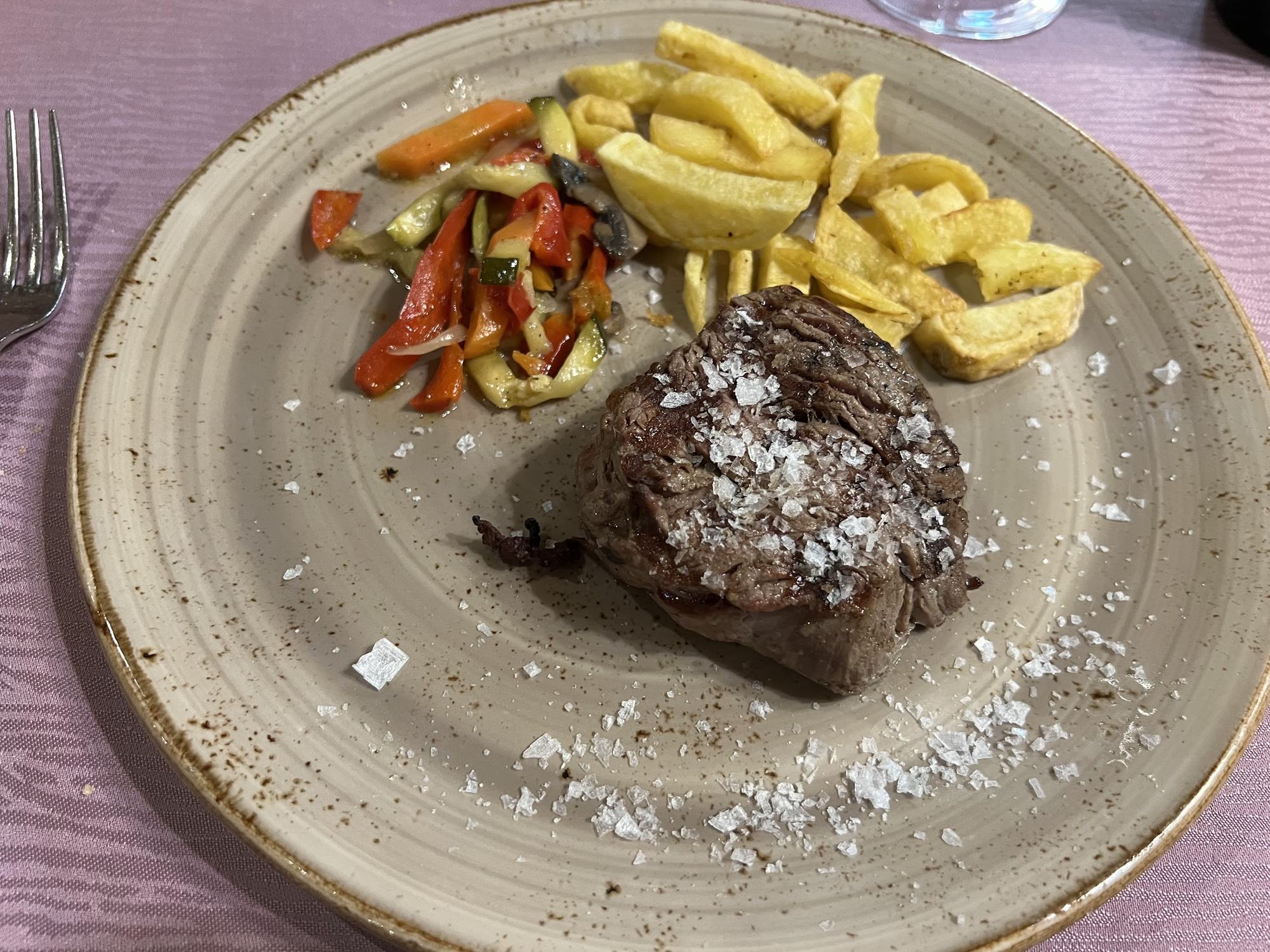 Solomillo de vaca con patatas y pimientos