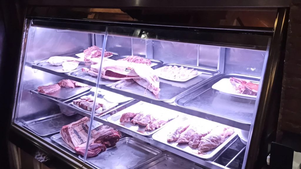Vitrina de carnes del restaurante